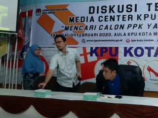Ketua KPU Medan, Agussyah Damanik memberikan paparan saat diskusi publik di Sekretariat KPU Medan, Selasa ( 4/2/2020) .