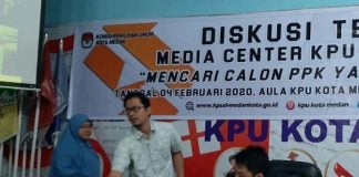 Ketua KPU Medan, Agussyah Damanik memberikan paparan saat diskusi publik di Sekretariat KPU Medan, Selasa ( 4/2/2020) .