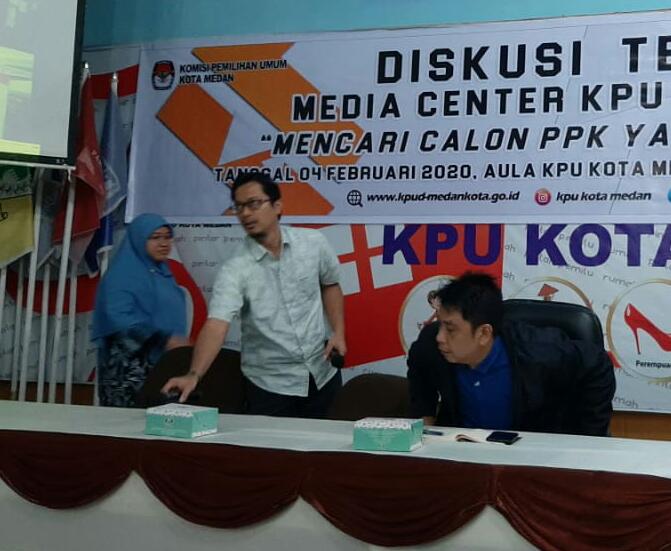 Ketua KPU Medan, Agussyah Damanik memberikan paparan saat diskusi publik di Sekretariat KPU Medan, Selasa ( 4/2/2020) .