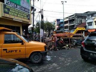 Jalan depan Polsek Medan Area diperbaiki.