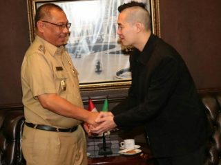 Ahli Google Asia, Alwin Tan saat bertemu dengan Plt Walikota Medan, Akhyar Nasution.