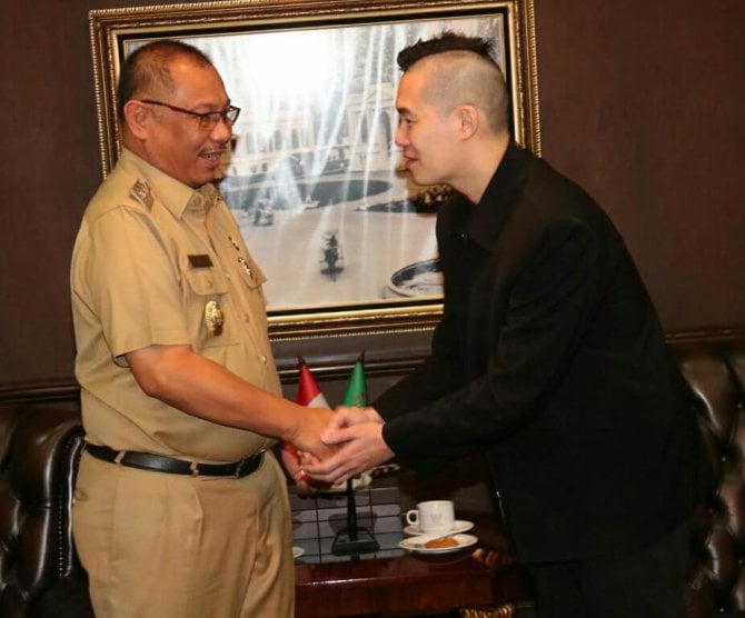 Ahli Google Asia, Alwin Tan saat bertemu dengan Plt Walikota Medan, Akhyar Nasution.