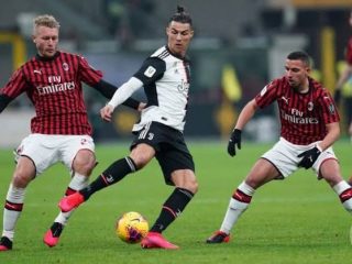 Cristiano Ronaldo menguasai bola.