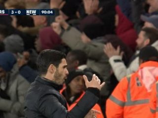 Ekspresi Mikel Arteta usai melihat gol Mesut Oezil yang membawa Arsenal unggul 3-0.