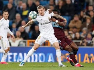 Toni Kroos menguasai bola di lapangan.