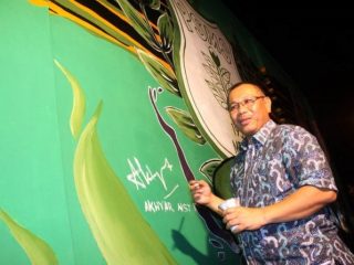 Plt Walikota Medan, Akhyar Nasution gandeng Komunitas Gerakan Kampung Sendiri membuat mural wajah legenda pemain dan lambang PSMS di dinding Stadion Teladan.