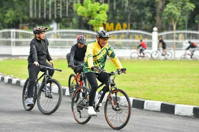 Gubernur Sumatera Utara, Edy Rahmayadi saat bersepeda melalui kegiatan Gowes Sumut Bermartabat (GSB).