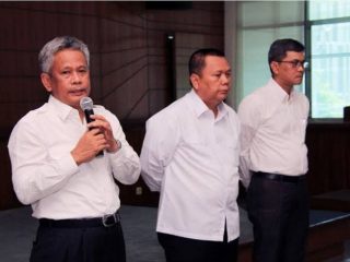 Mohammad Abdul Ghani (kiri), ditunjuk sebagai Dirut PTPN III Holding (Persero). Dirut yang lama diketahui, ditangkap KPK beberapa waktu lalu.