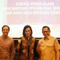 Menteri Pendidikan dan Kebudayaan, dan Menteri Dalam Negeri melakukan foto bersama.