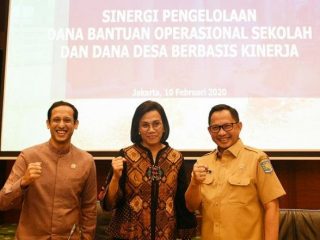 Menteri Pendidikan dan Kebudayaan, dan Menteri Dalam Negeri melakukan foto bersama.