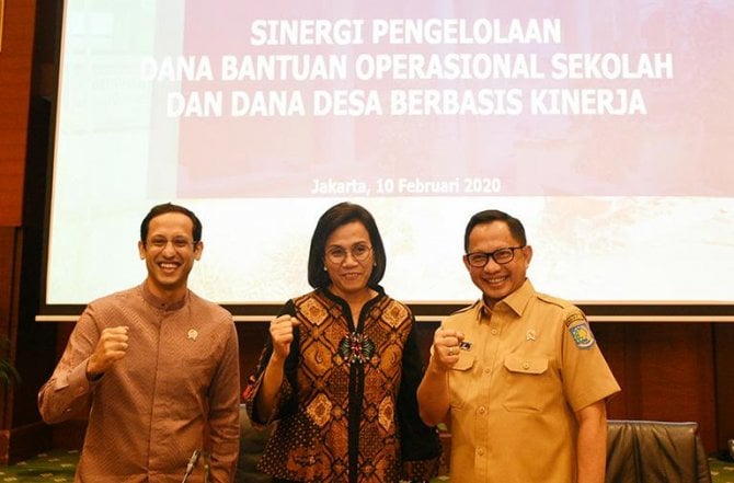Menteri Pendidikan dan Kebudayaan, dan Menteri Dalam Negeri melakukan foto bersama.