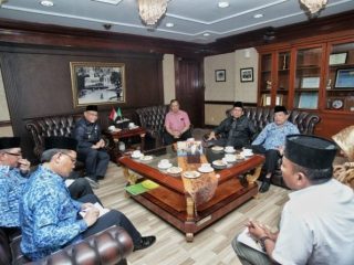 Para ASN melakukan Rapat terkait Pakaian Adat Melayu di Lingkungan Pemko Medan.