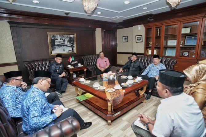 Para ASN melakukan Rapat terkait Pakaian Adat Melayu di Lingkungan Pemko Medan.