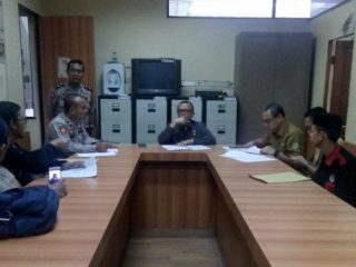 Suasana pertemuan antara Pemko Medan dengan warga Jalan Puskesmas terkait tower milik Protelindo di Ruang Rapat Bagian Humas Setdako Medan, Selasa (18/2/2020) foto :reza sahab