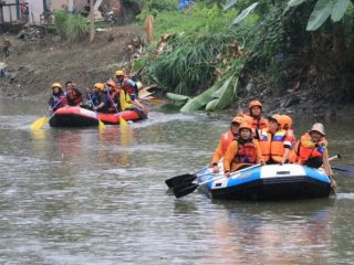Forkopimda Kota Medan lakukan bersih -bersih Sungai Deli, Selasa (18/2/2020).