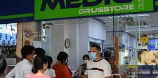 Warga mengantri di luar apotek untuk membeli masker, termometer, dan pembersih tangan di Singapura (29/1/2020). Singapura sejauh ini mengonfirmasi tujuh kasus virus corona (coronavirus) - semuanya datang dari Wuhan. (AFP Photo/Roslan Rahman)