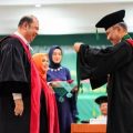 Prof Dr dr Farhat (kiri) saat akan disematkan tanda Guru Besar.