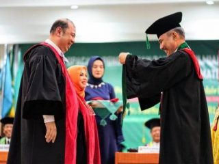 Prof Dr dr Farhat (kiri) saat akan disematkan tanda Guru Besar.
