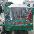 Spanduk situs judi online yang Terpasang di Betor (becak motor).