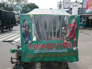 Spanduk situs judi online yang Terpasang di Betor (becak motor).