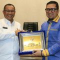 Plt Walikota Medan, Akhyar Nasution menyerahkan plakat kepada Ketua Komisi II, Ahmad Doli KurniaTanjung.