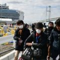 Penumpang Kapal Pesiar Diamond Princess mulai meninggalkan kapal setelah menjalani karantina tes virus corona oleh pemerintah Jepang, kemarin.