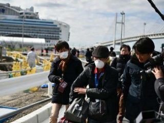 Penumpang Kapal Pesiar Diamond Princess mulai meninggalkan kapal setelah menjalani karantina tes virus corona oleh pemerintah Jepang, kemarin.