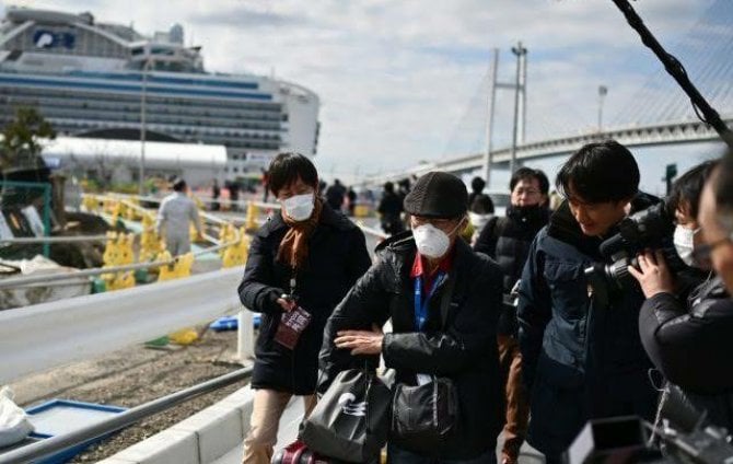 Penumpang Kapal Pesiar Diamond Princess mulai meninggalkan kapal setelah menjalani karantina tes virus corona oleh pemerintah Jepang, kemarin.