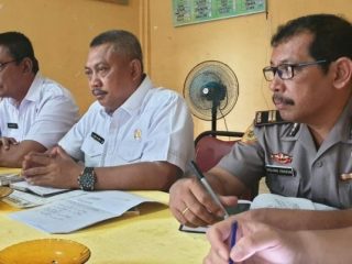 Kadis Kebersihan dan Pertamanan Kota Medan, Muhammad Husni saat rapat persiapan kegiatan bersama para Personel.