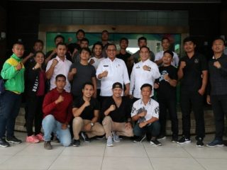 Plt Walikota Medan, Akhyar Nasution foto bersama dengan Atlet Mixed Martial Arts (MMA).
