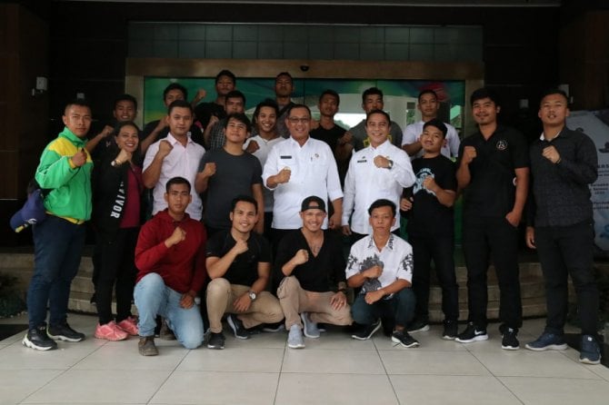 Plt Walikota Medan, Akhyar Nasution foto bersama dengan Atlet Mixed Martial Arts (MMA).