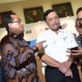 Menko Bidang Kemaritiman Luhut Binsar Panjaitan (Kedua kanan) bersama Menhub Budi Karya Sumadi (kedua kiri), mendengarkan penjelasan tentang aplikasi Go-Bluebird oleh CEO Go-Jek Nadiem Makarim (kanan) disaksikan Dirut PT Blue Bird Purnomo Prawiro.