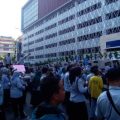 Naik Truk Sampah, Karyawan PD Pasar Unjukrasa di Bank Mandiri.