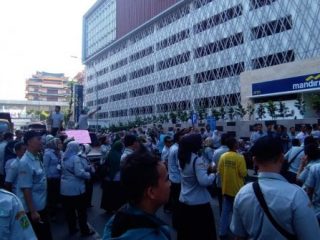 Naik Truk Sampah, Karyawan PD Pasar Unjukrasa di Bank Mandiri.