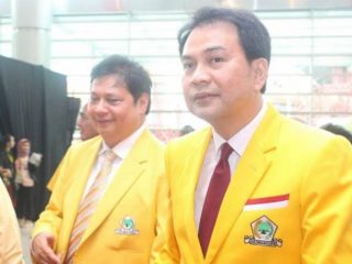 Azis Syamsuddin (kanan) dan Ketum Golkar Airlangga Hartarto.