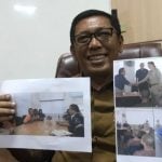 Kepala Dinas Sosial Aceh Alhudri memperlihatkan foto-foto nelayan asal Aceh Timur yang ditangkap di Thailand, di Banda Aceh, Senin (24/2/2020). (ft:antara)