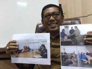Kepala Dinas Sosial Aceh Alhudri memperlihatkan foto-foto nelayan asal Aceh Timur yang ditangkap di Thailand, di Banda Aceh, Senin (24/2/2020). (ft:antara)