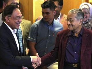Anwar Ibrahim Senyum Saat Ditanya Jadi PM Malaysia Gantikan Mahathir.
