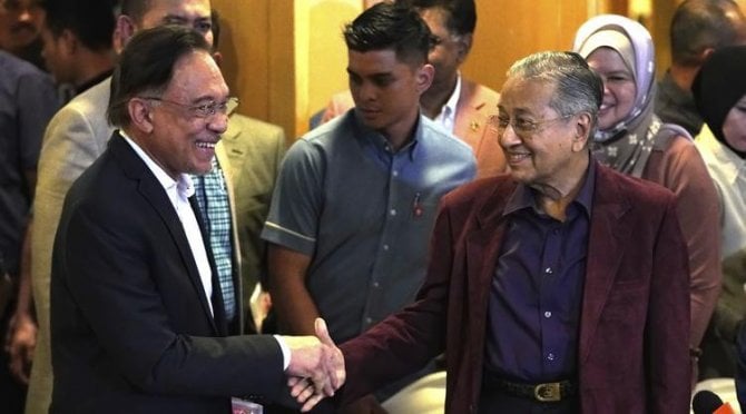 Anwar Ibrahim Senyum Saat Ditanya Jadi PM Malaysia Gantikan Mahathir.