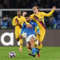 Antoine Griezmann mencoba merebut bola dari Kapten Napoli, Lorenzo Insigne di Naples tadi malam.