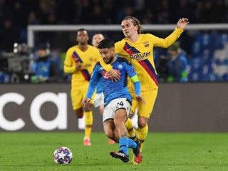 Antoine Griezmann mencoba merebut bola dari Kapten Napoli, Lorenzo Insigne di Naples tadi malam.