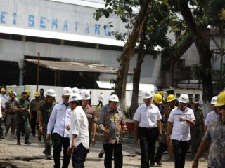 Wakil Gubernur (Wagub) Sumatera Utara (Sumut) Musa Rajekshah meresmikan Giling Perdana Pabrik Gula PTPN II Sei Semayang, Selasa (25/2). Peresmian ditandai dengan pelemparan tebu ke mesin giling oleh Wagub.(f rozi)