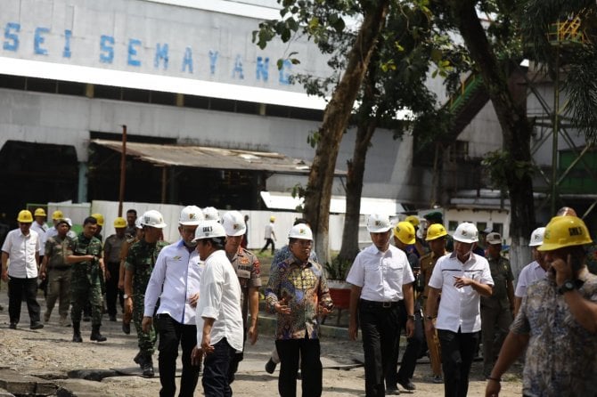 Wakil Gubernur (Wagub) Sumatera Utara (Sumut) Musa Rajekshah meresmikan Giling Perdana Pabrik Gula PTPN II Sei Semayang, Selasa (25/2). Peresmian ditandai dengan pelemparan tebu ke mesin giling oleh Wagub.(f rozi)
