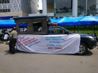 karyawan PD Pasar mendatangi lagi Bank Mandiri KCP Pulau Penang, Rabu (26/2/2020).