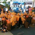 Yati, jemaah umrah asal Tasikmalaya masih masih tak percaya atas kabar yang baru ia dengar dari televisi: perjalanan umrahnya batal karena virus corona.