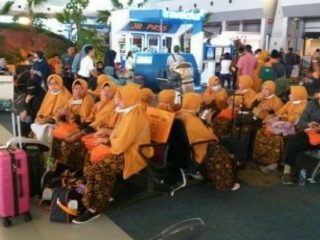 Yati, jemaah umrah asal Tasikmalaya masih masih tak percaya atas kabar yang baru ia dengar dari televisi: perjalanan umrahnya batal karena virus corona.