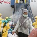 Petugas medis menyemprotkan cairan disinfektan pada Warga Negara Indonesia (WNI) dari Wuhan, China setibanya di Bandara Hang Nadim, Batam, Kepulauan Riau, Minggu (2/2/2020). (ANTARA FOTO/Kementerian Luar Negeri RI/mrh/aww)