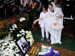 Penyanyi Bunga Citra Lestari ( BCL) kembali berziarah ke makam sang suami, Ashraf Sinclair, di San Diego Hills, Karawang, Jawa Barat, Rabu (19/2/2020).