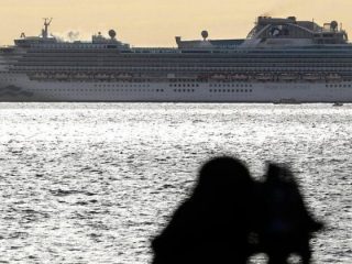 Inilah penampakan kapal pesiar Diamond Princess yang menjadi lokasi karantina 3.700 warga oleh pemerintah Jepang, kemarin. (sumber: en24news.)