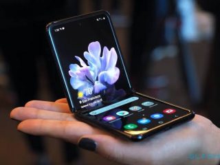 Samsung Galaxy Z Flip, dilipat jadi selebar telapak tangan.